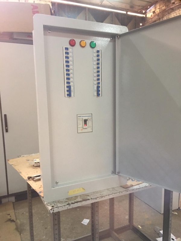 المكونات الداخلية وأجهزة الحماية في لوحات كنترول الطلمبات